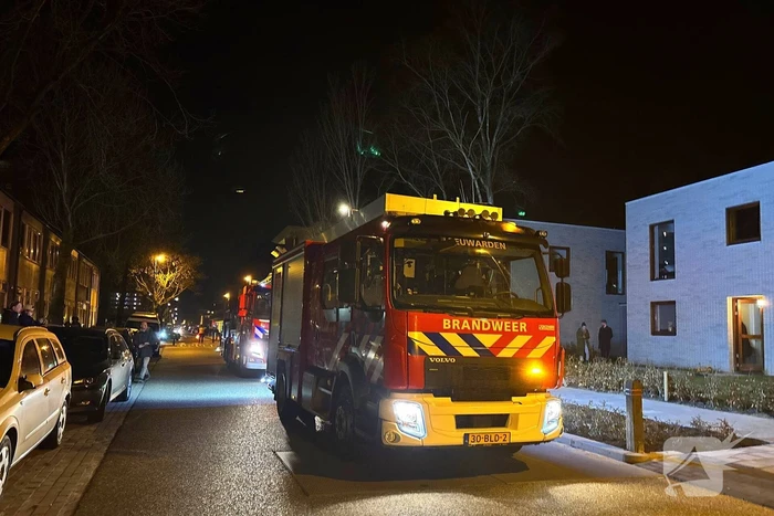 Brandweer blust brand in woning