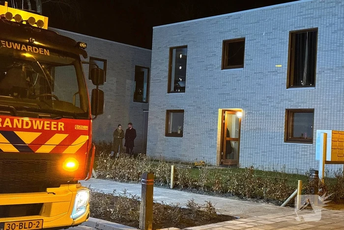 Brandweer blust brand in woning