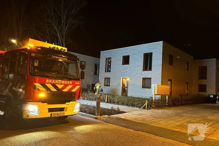 Brandweer blust brand in woning