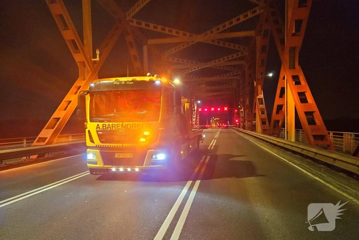 Automobilist rijdt door na aanrijding op brug