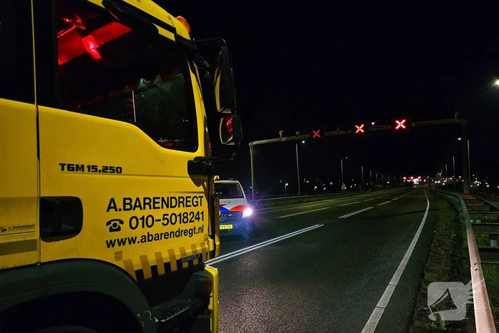 Automobilist rijdt door na aanrijding op brug