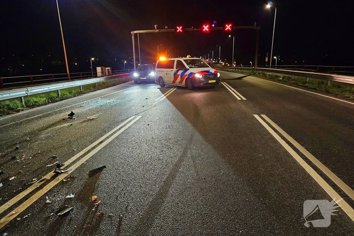 Automobilist rijdt door na aanrijding op brug