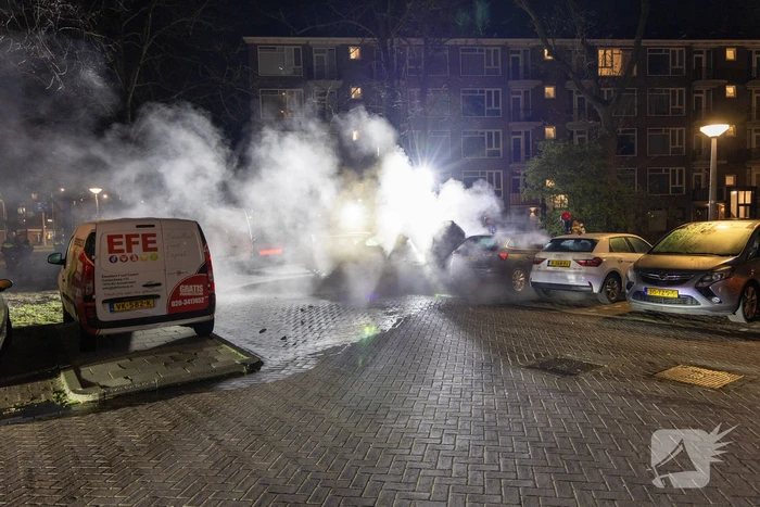 Brand op parkeerterrein in nachtelijk uren