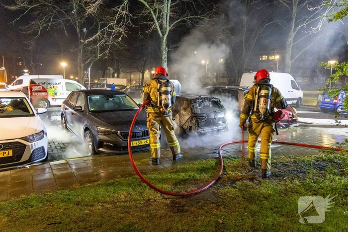 Brand op parkeerterrein in nachtelijk uren