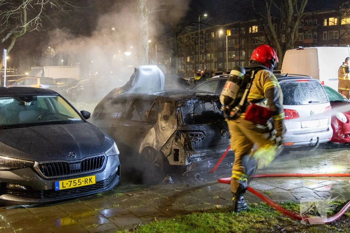 Brand op parkeerterrein in nachtelijk uren