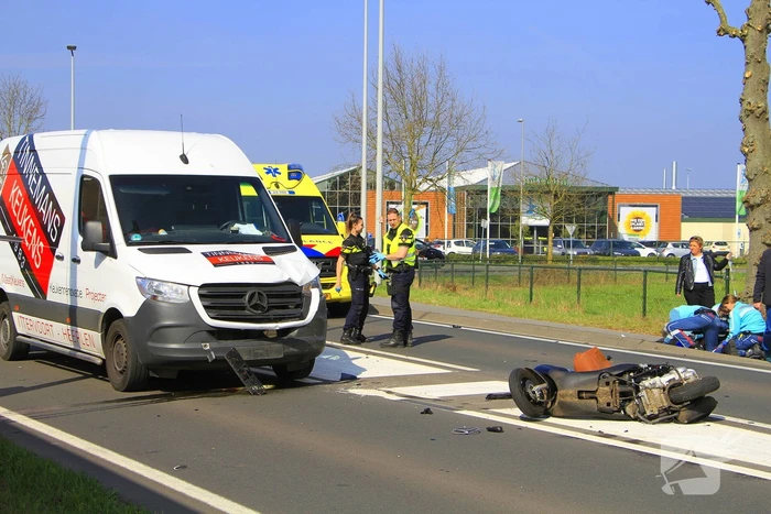 18-jarige scooterrijdster overleden na botsing met bestelbus