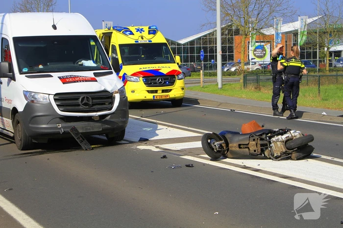 18-jarige scooterrijdster overleden na botsing met bestelbus