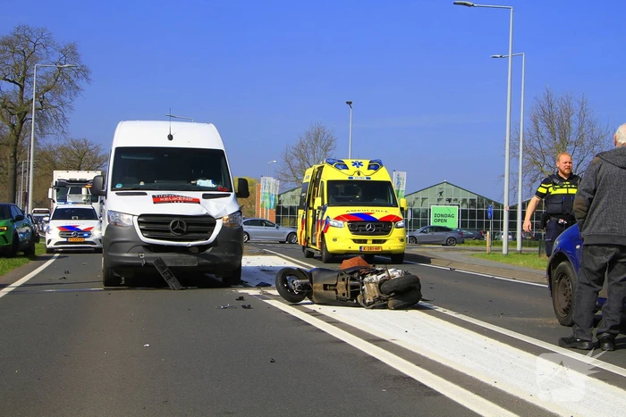 18-jarige scooterrijdster overleden na botsing met bestelbus