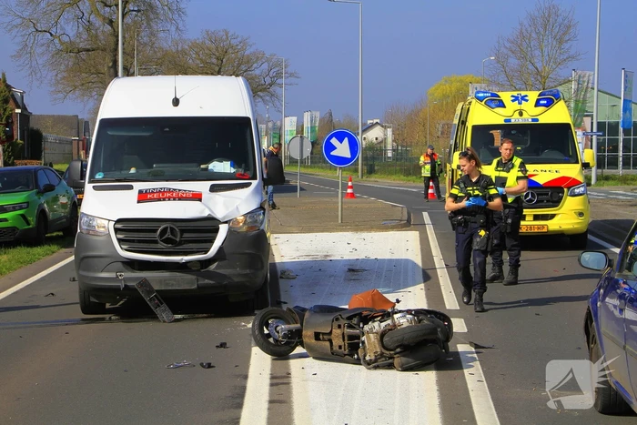 18-jarige scooterrijdster overleden na botsing met bestelbus