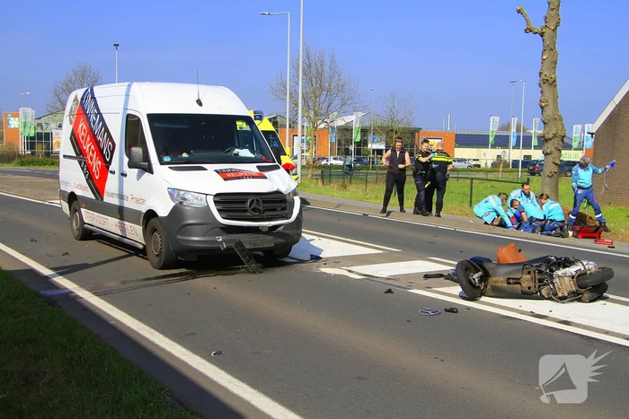 18-jarige scooterrijdster overleden na botsing met bestelbus