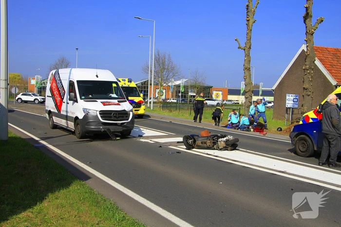 18-jarige scooterrijdster overleden na botsing met bestelbus