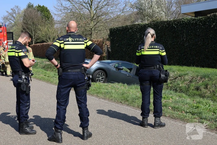 Achteruitrijden gaat fout, voertuig belandt in water