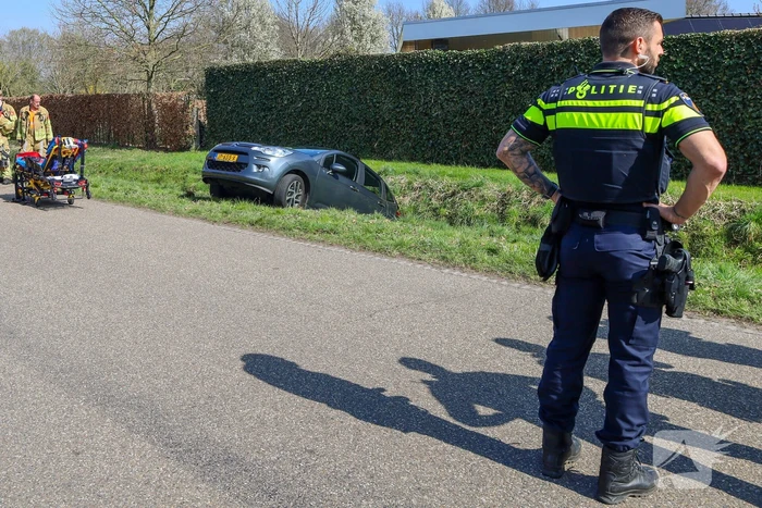 Achteruitrijden gaat fout, voertuig belandt in water