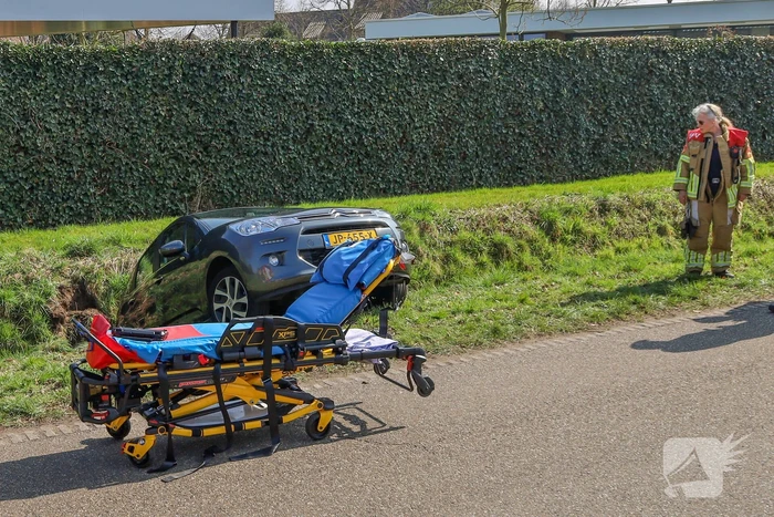 Achteruitrijden gaat fout, voertuig belandt in water