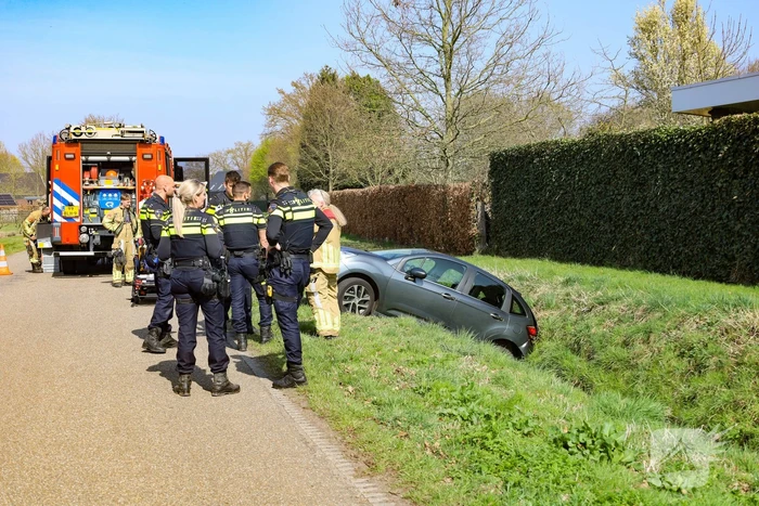 Achteruitrijden gaat fout, voertuig belandt in water