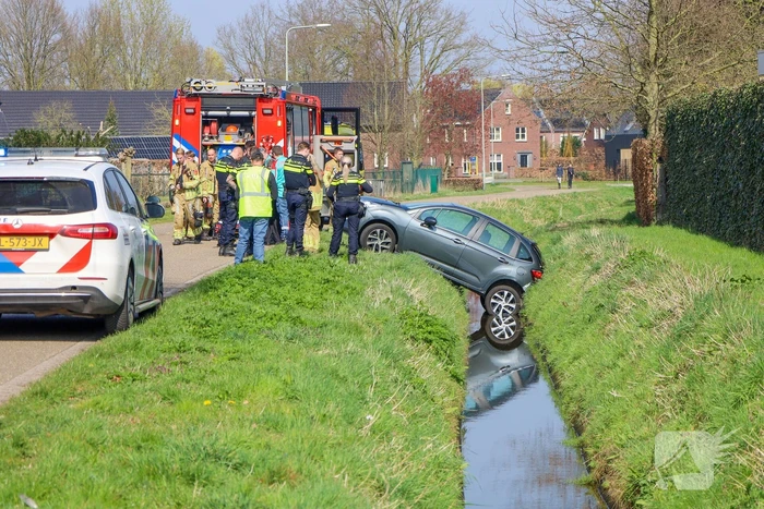 Achteruitrijden gaat fout, voertuig belandt in water