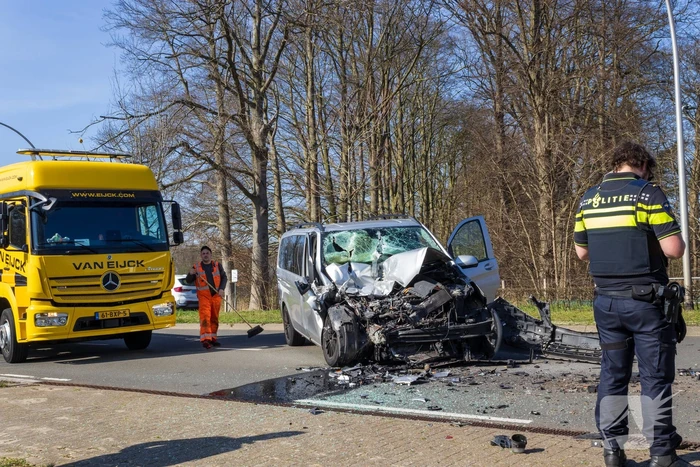 Bestelbus klapt achter op vuilniswagen
