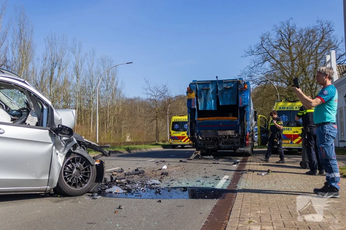 Bestelbus klapt achter op vuilniswagen