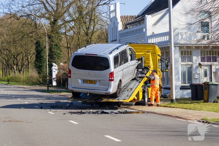Bestelbus klapt achter op vuilniswagen
