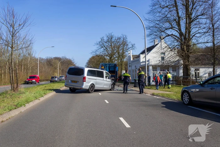 Bestelbus klapt achter op vuilniswagen