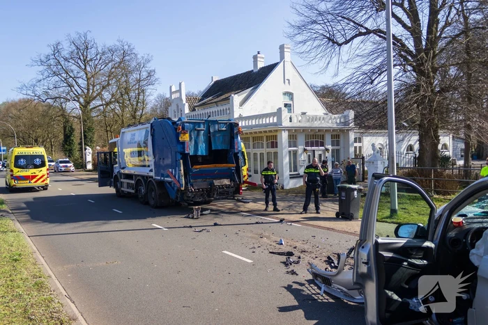 Bestelbus klapt achter op vuilniswagen