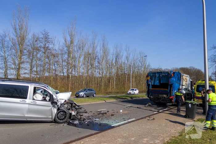 Bestelbus klapt achter op vuilniswagen