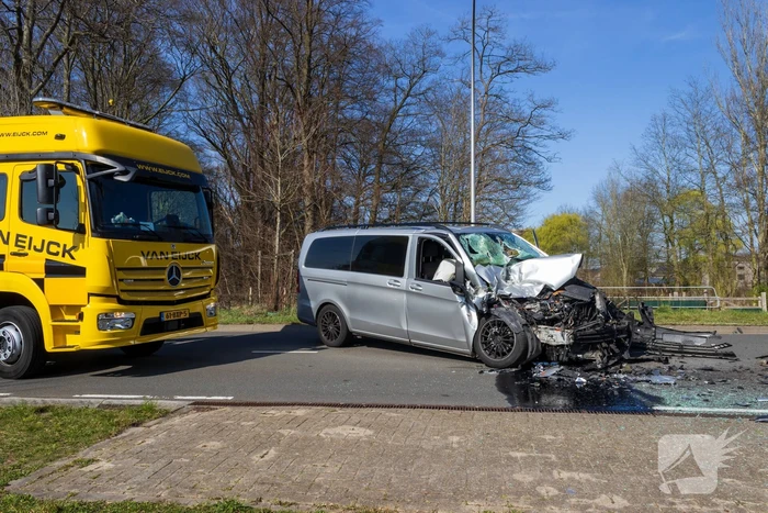 Bestelbus klapt achter op vuilniswagen