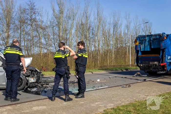 Bestelbus klapt achter op vuilniswagen
