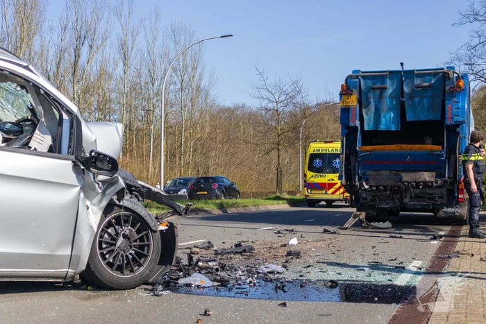 Bestelbus klapt achter op vuilniswagen