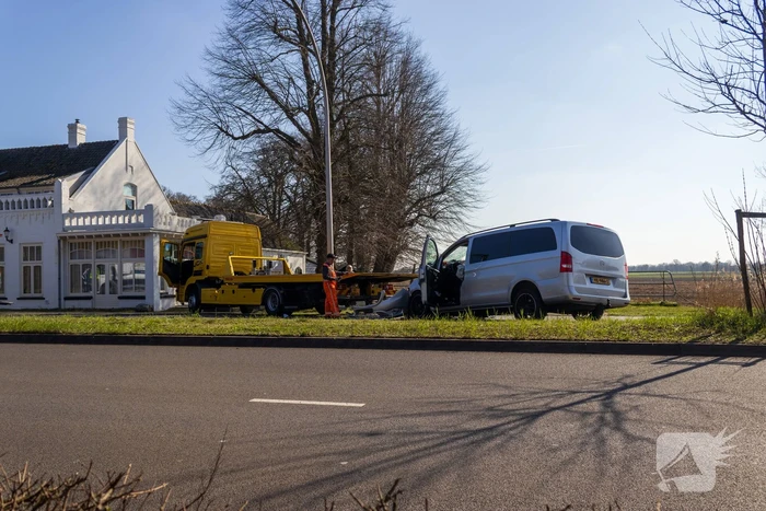 Bestelbus klapt achter op vuilniswagen