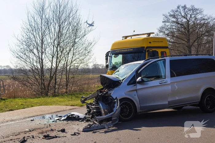 Bestelbus klapt achter op vuilniswagen