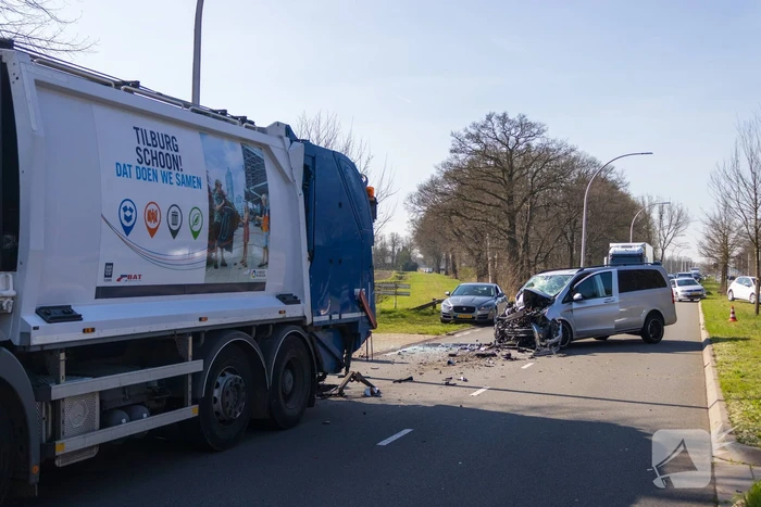 Bestelbus klapt achter op vuilniswagen