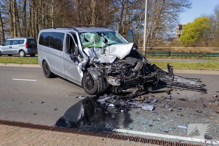 Bestelbus klapt achter op vuilniswagen