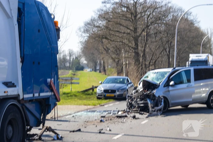 Bestelbus klapt achter op vuilniswagen