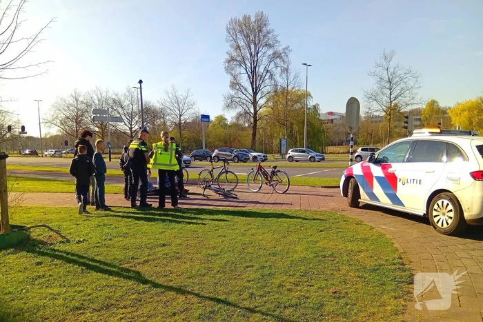 Twee fietser botsen op fietspad op elkaar