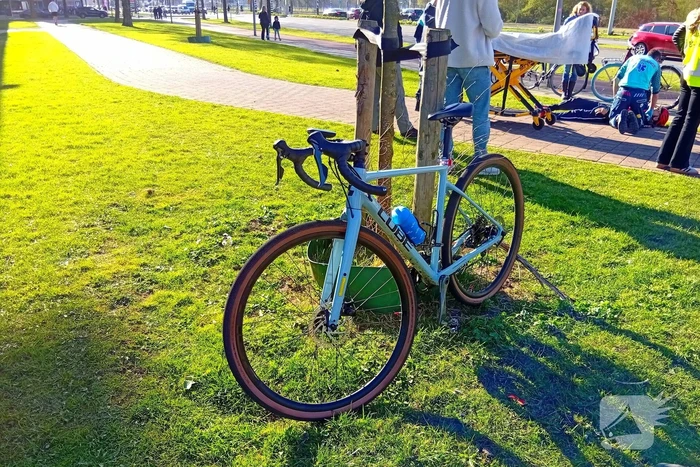 Twee fietser botsen op fietspad op elkaar