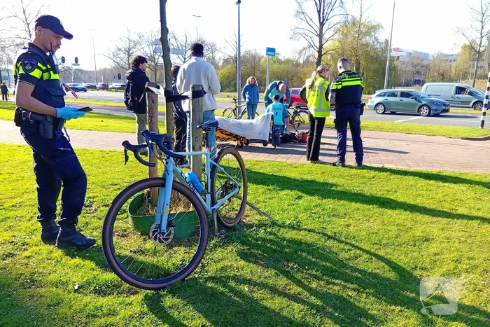 Twee fietser botsen op fietspad op elkaar