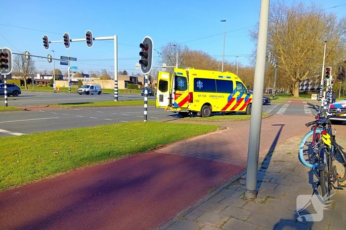 Twee fietser botsen op fietspad op elkaar