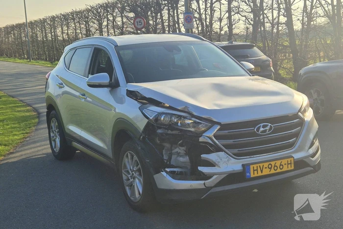 Twee voertuigen beschadigd bij aanrijding