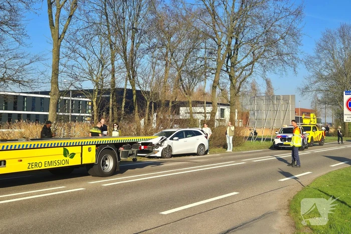 Twee voertuigen beschadigd bij aanrijding