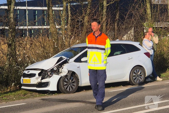 Twee voertuigen beschadigd bij aanrijding