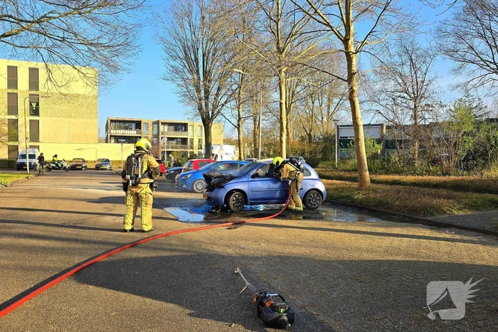 Auto zwaar beschadigd door brand