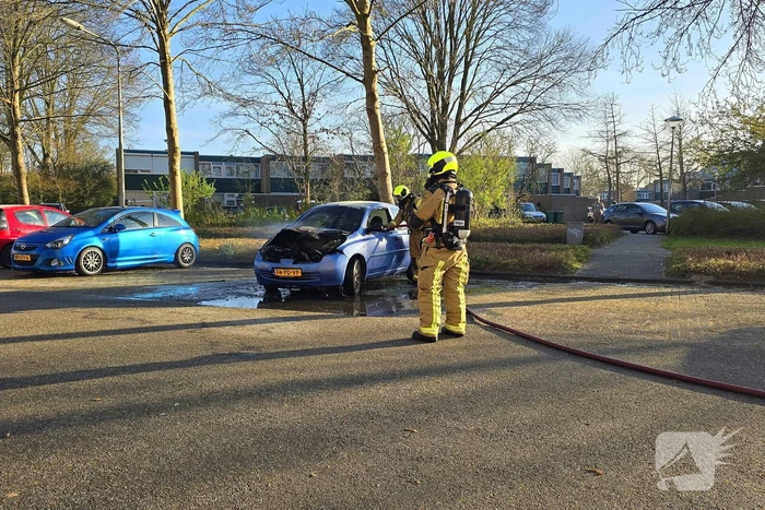 Auto zwaar beschadigd door brand