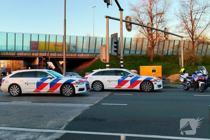 Auto ramt stilstaande vrachtwagen bij vluchtpoging