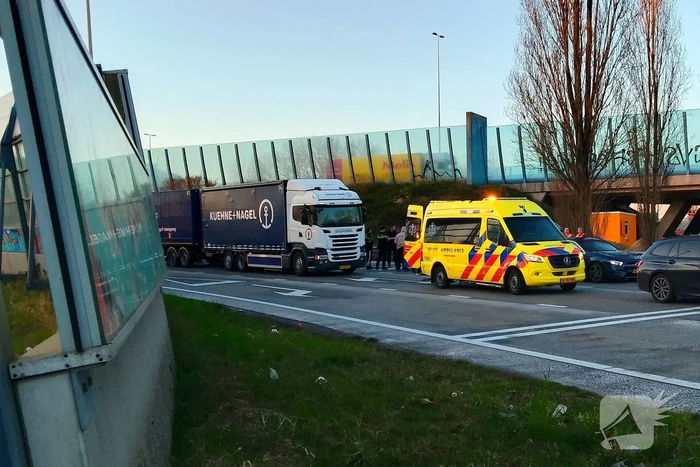 Auto ramt stilstaande vrachtwagen bij vluchtpoging