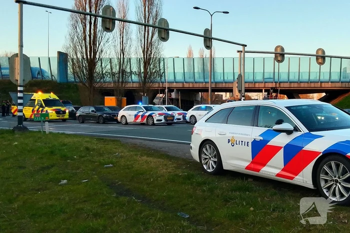 Auto ramt stilstaande vrachtwagen bij vluchtpoging