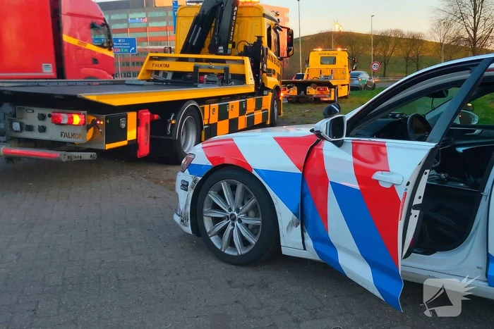 Auto ramt stilstaande vrachtwagen bij vluchtpoging
