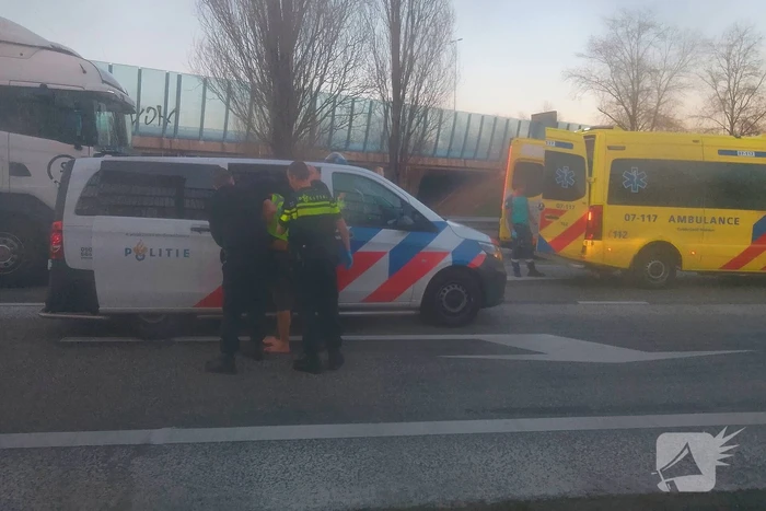 Auto ramt stilstaande vrachtwagen bij vluchtpoging