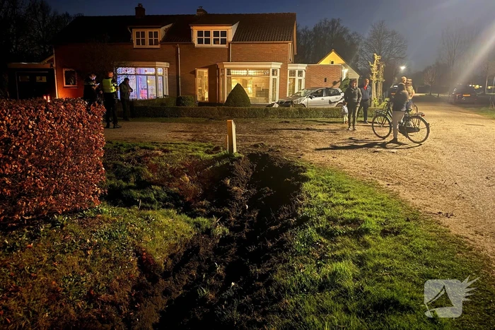 Automobilist onder invloed slaat over de kop en belandt in voortuin