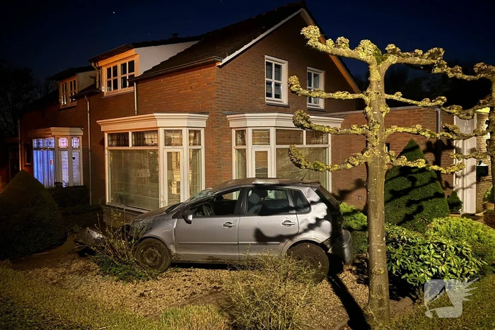 Automobilist onder invloed slaat over de kop en belandt in voortuin